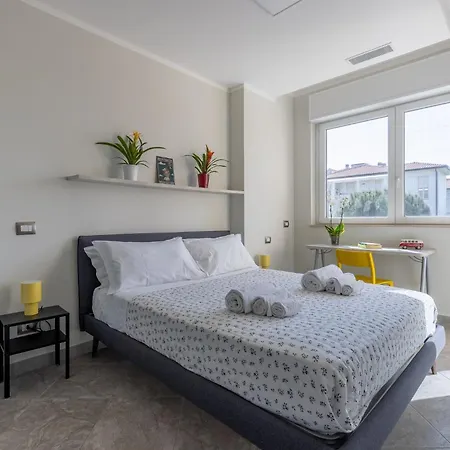 Lejlighed Guesthost -elegant Seaside With Pool And Parking