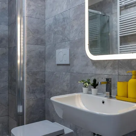 Guesthost -elegant Seaside With Pool And Parking