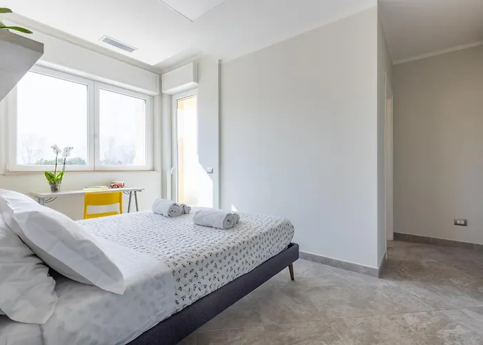 Guesthost - Elegant Seaside With Pool And Parking *