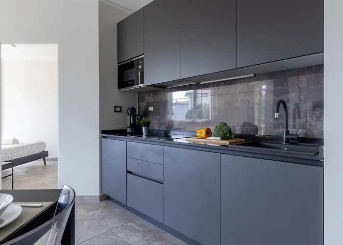 Guesthost - Elegant Seaside With Pool And Parking *
